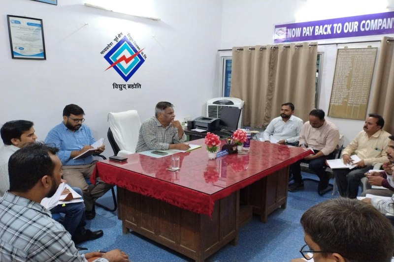 बैठक लेकर निर्देश देते अधीक्षण अभियंता।