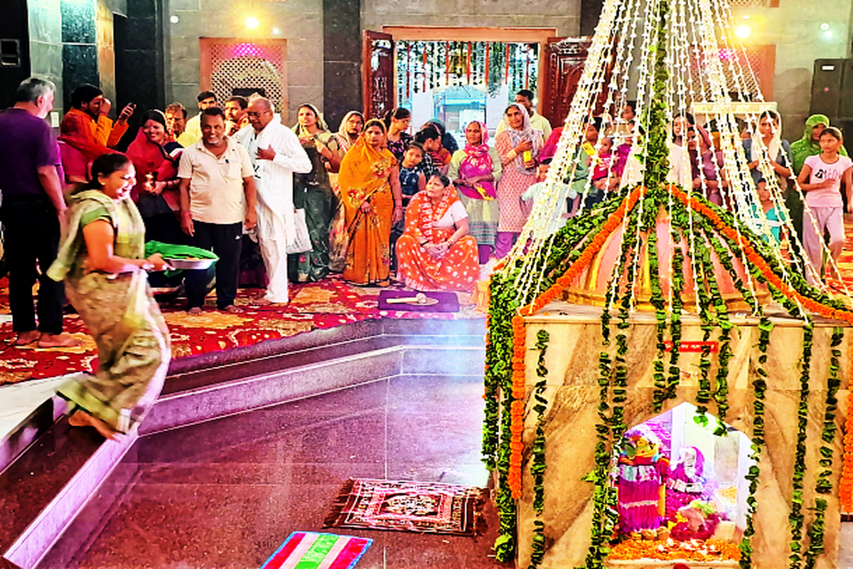 सावन का पहला सोमवार… बारिश की फुहारों से इन्द्रदेव ने किया आशुतोष का अभिषेक….
देखें फोटो गैलेरी …