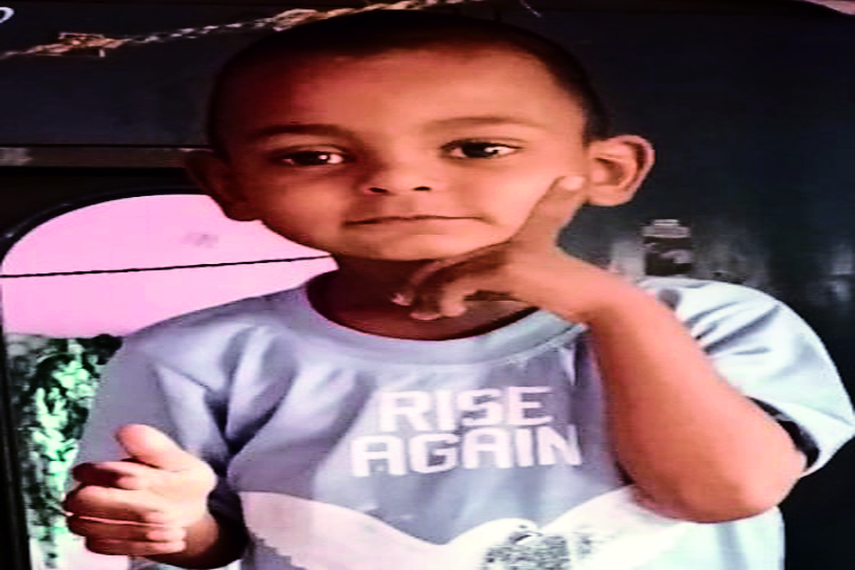 लापता बालक का शव सूने मकान में भरे तूड़े में दबा मिला… देखें सनसनी खेज वारदात की
फोटो गैलेरी …..