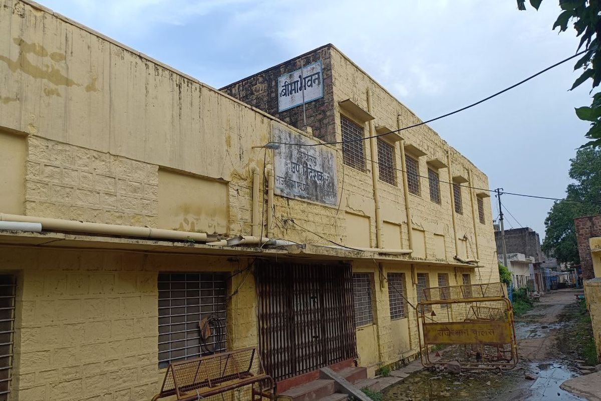 नियमों की उड़ी धज्जियां, लाखों लीटर पानी बह रहा व्यर्थ Rules are being flouted, lakhs of litres of water is being wasted