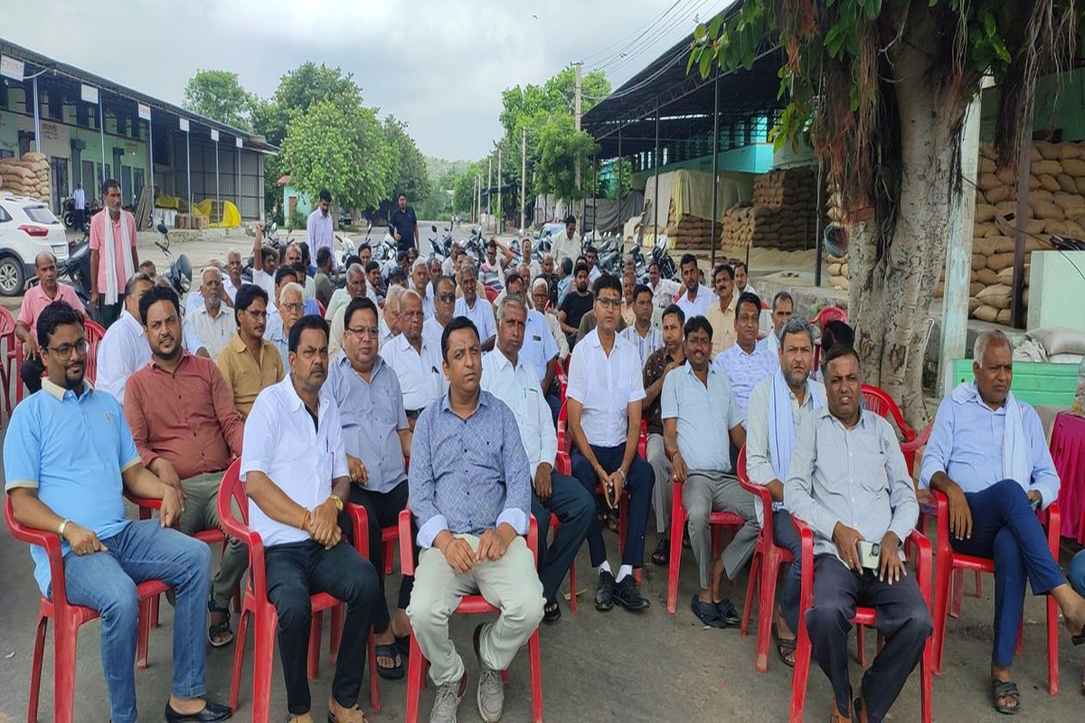 ढाई लाख लूट के घटना का विरोध, मंडी में दूसरे दिन भी नहीं हुआ कारोबार, देर शाम
पकड़े लुटेरे … देखें फोटो गैलेरी ….
