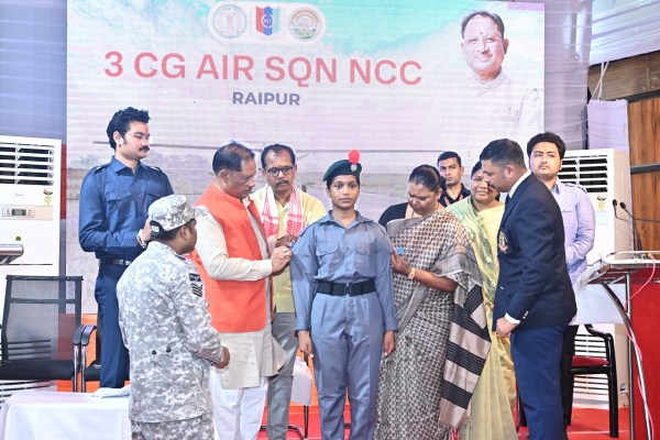 CG News: इस जिले के पीएमश्री विद्यालय में शुरू होगी एनसीसी एयर स्क्वाड्रन, CM से छात्रों ने की मुलाकात, देखें तस्वीरें
