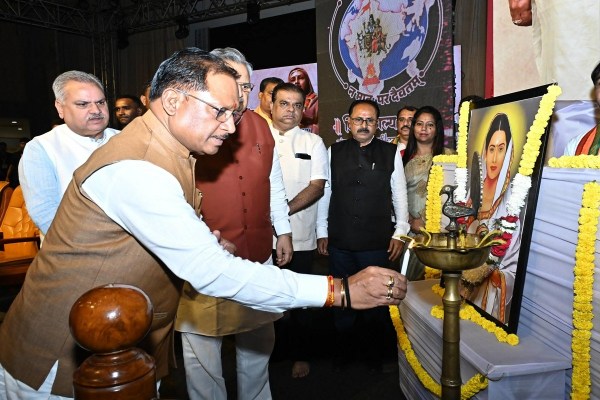 पुण्यश्लोक लोकमाता महारानी अहिल्याबाई होलकर की जीवनी पर आधारित नाट्य मंचन समारोह में शामिल हुए CM साय, देखें तस्वीरें