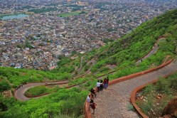 Rajasthan Monsoon: मानसून के पहले दौर में 33 जिले बारिश से तरबतर, लेकिन बांध
खाली, 3 दिन अति भारी बारिश का अलर्ट - image