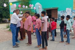 Mau News: खुल गए विद्यालय, तिलक लगाकर बच्चों का हुआ स्वागत - image