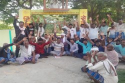 Mau News: विद्यालयों को मर्ज करने का ग्रामीणों ने किया जम कर विरोध, बीईओ को
सौंपा ज्ञापन - image