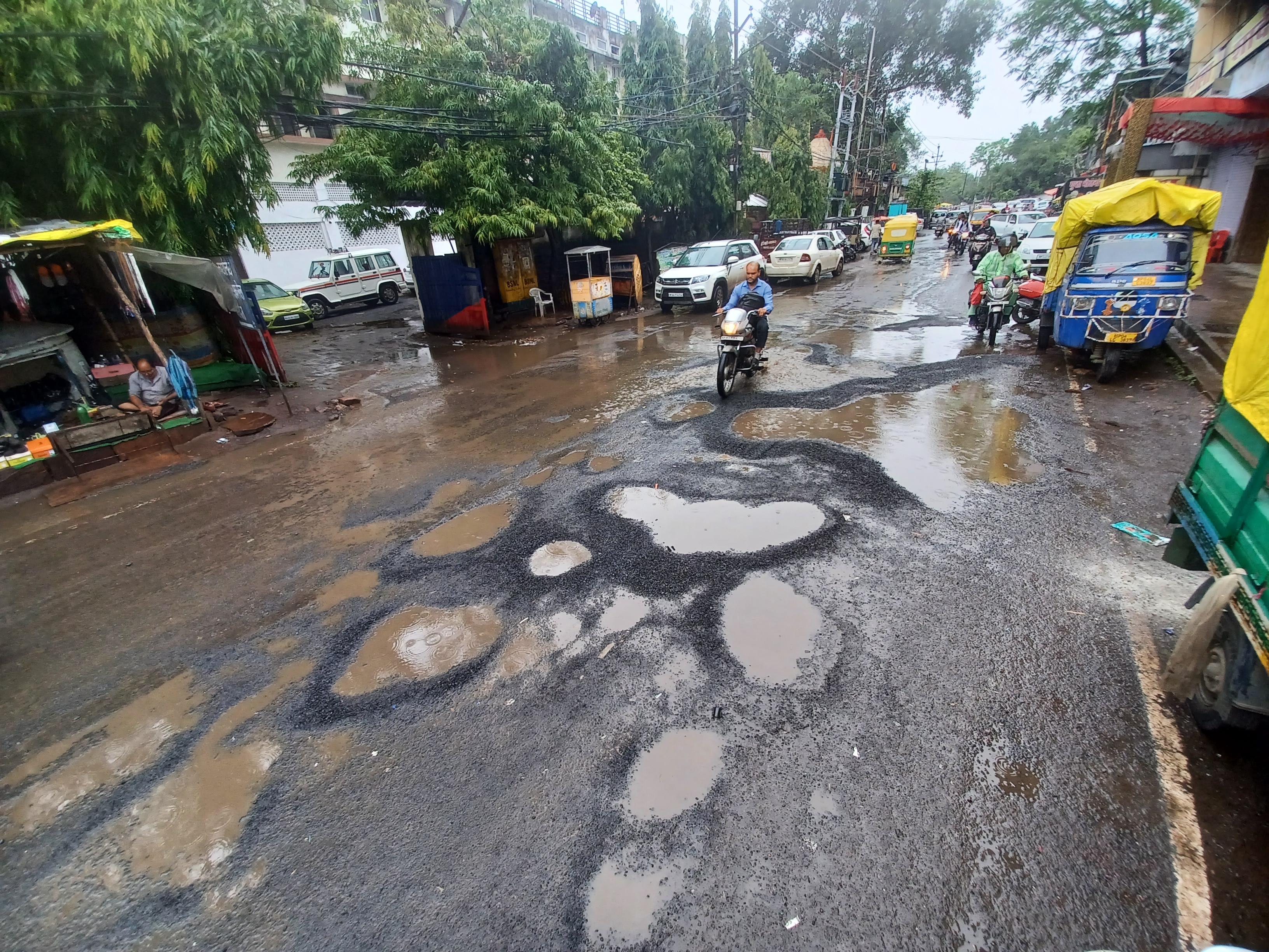 नगरीय प्रशासन एवं आवास आयुक्त द्वारा जैट पेचर तकनीक का डेमोन्स्ट्रेशन गड्ढों को
भरने के कार्य फोटो देखें
