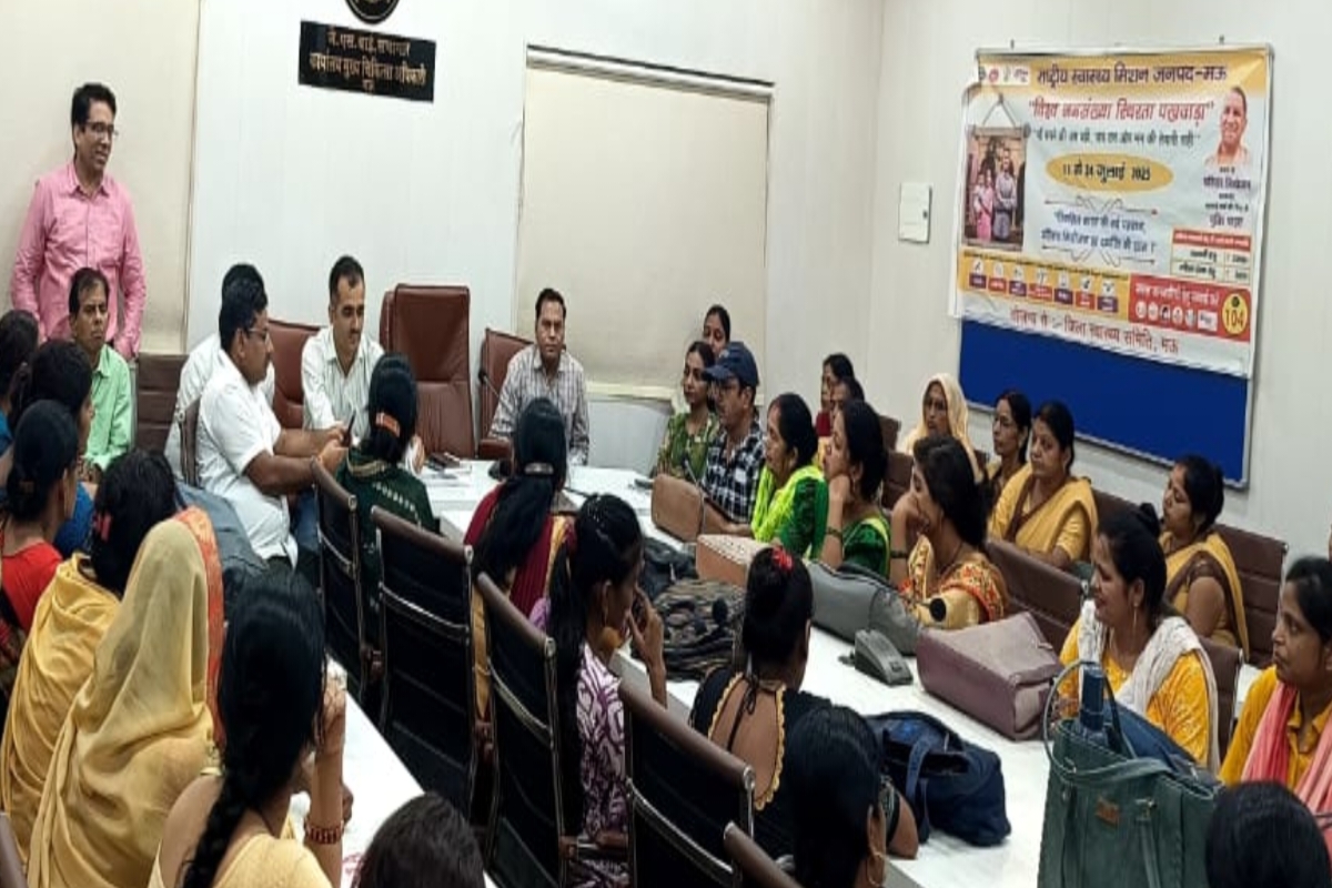 विश्व जनसंख्या स्थिरता दिवस पर मऊ में निकली जागरूकता रैली, दिया गया सीमित परिवार
का संदेश