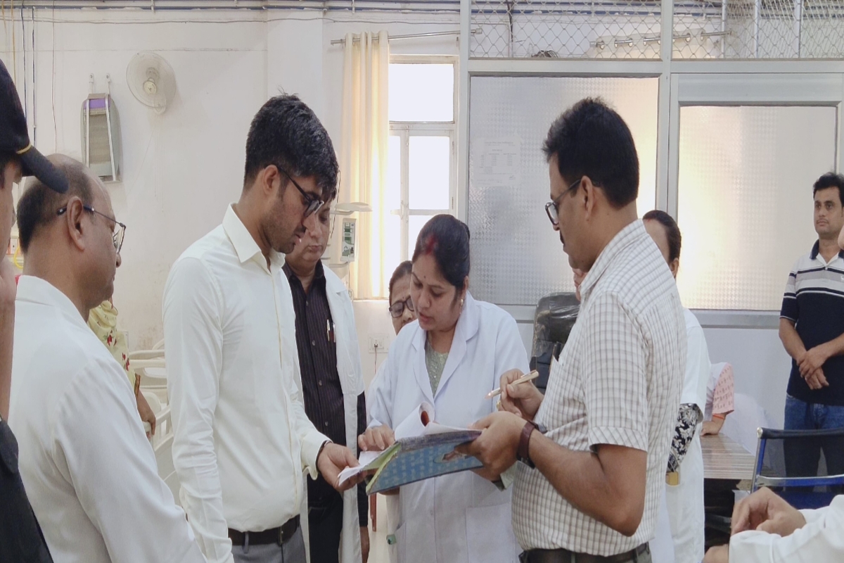 Mau news: जिला अस्पताल में सीडीओ का औचक निरीक्षण: 30 कर्मचारी और डॉक्टर
गैरहाजिर, बायोमेट्रिक अटेंडेंस भी अधूरी
