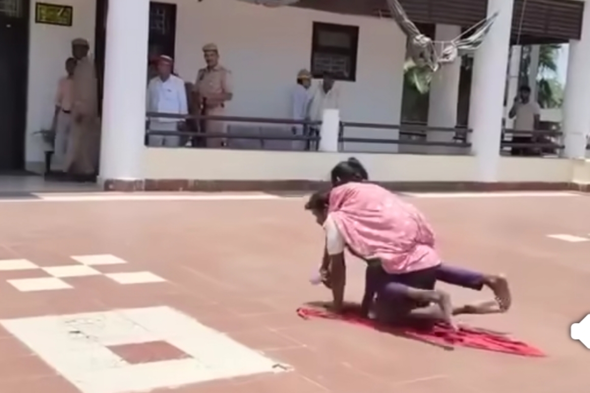Azamgarh News: कड़ी धूप में दिव्यांग पत्नी को पीठ पर लादकर डीएम से मिलने पहुंचा
दोनों पैरों से दिव्यांग व्यक्ति