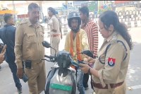 वाहनों की चेकिंग के दौरान चालान अब मौके पर ही जमा होंगे, परिवहन विभाग ने शुरू किया ट्रायल, POS मशीनें होंगी तैनात फोटो सोर्स : Social Media