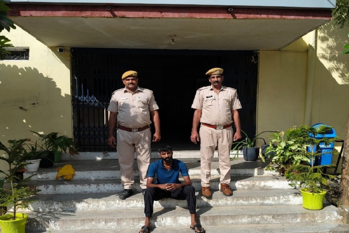 Police Action : नीमराना थाना पुलिस की कार्रवाई : अवैध पिस्टल के साथ फरार इनामी हिस्ट्रीशीटर गिरफ्तार