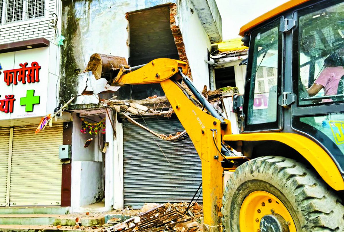 गोलगंज का जीर्ण-शीर्ण भवन जेसीबी से किया ध्वस्त