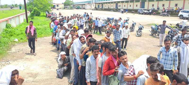 किसान को खाद की लाइन से भी बाहर हटा दिया