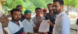 बारिश से खराब हुईं फसलों का सर्वे कराने की मांग कर रहे किसान - image