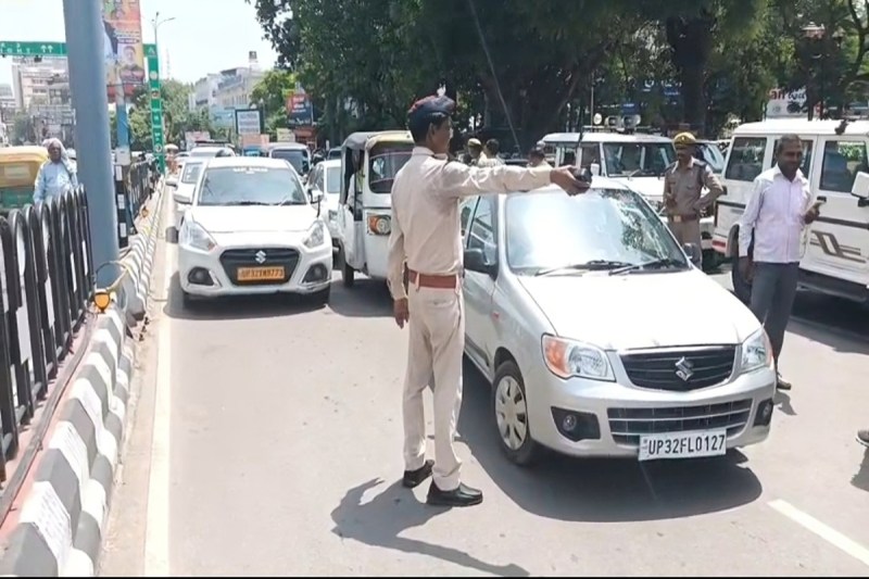 3 लाख गाड़ियां रेडार पर, 60 हजार DL होंगे सस्पेंड फोटो सोर्स : Social Media