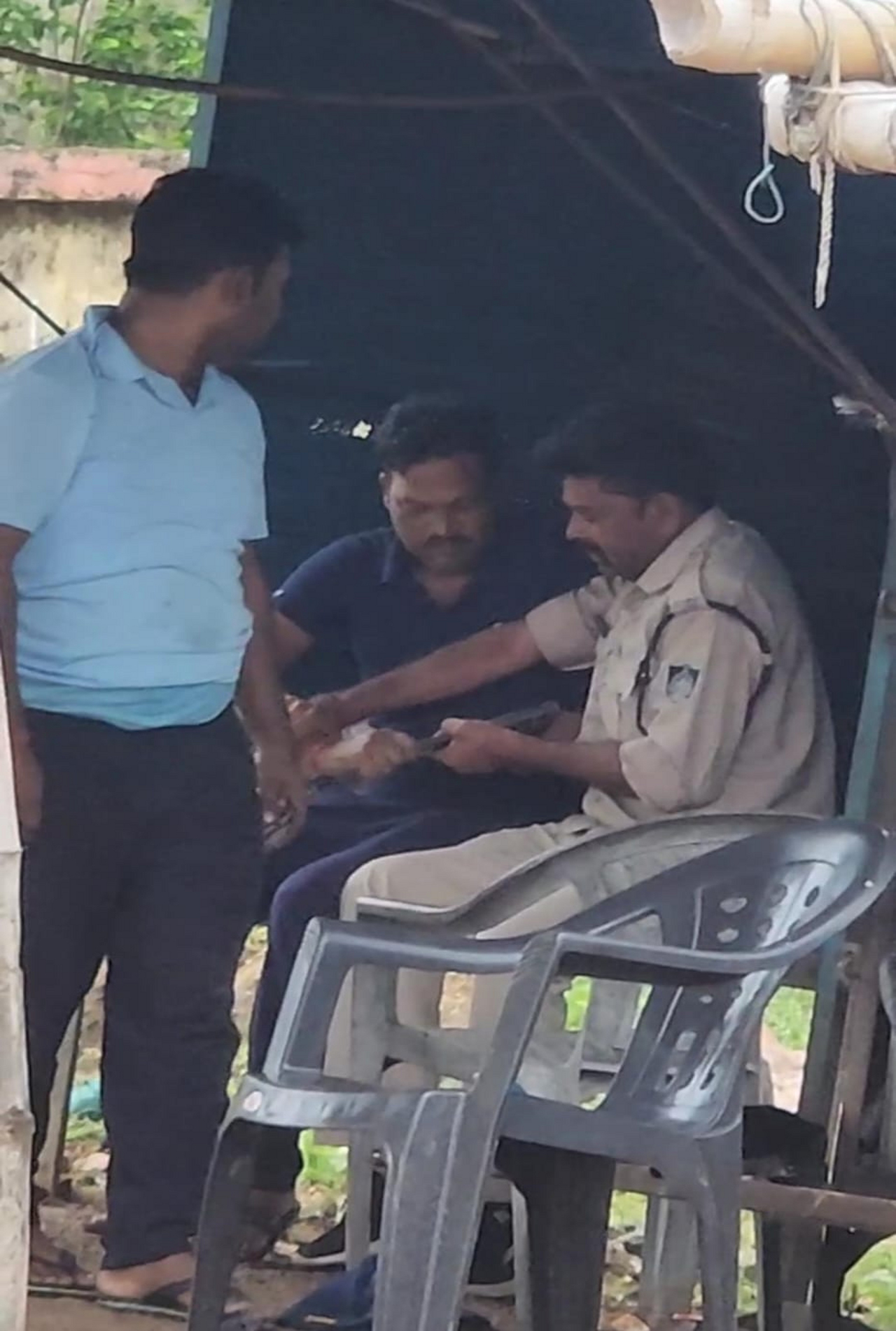 छतरपुर पुलिस लाइन के पास कट्टा को लेकर भिड़े दो आरक्षक, वीडियो हुआ वायरल, एसपी
ने किया निलंबित