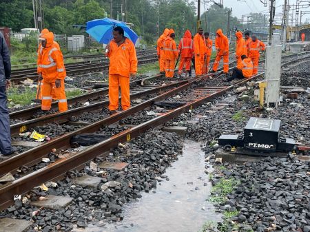 Water filled on the railway track, failure occurred at seven places at the junction