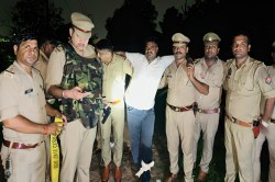 Lucknow Encounter: लखनऊ में ‘ढेला गैंग’ से पुलिस की मुठभेड़: एक बदमाश घायल, तीन
फरार - image