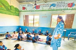 CG News: शासकीय विद्यालयों का औचक निरीक्षण, 5 शिक्षकों को कारण बताओ नोटिस जारी - image