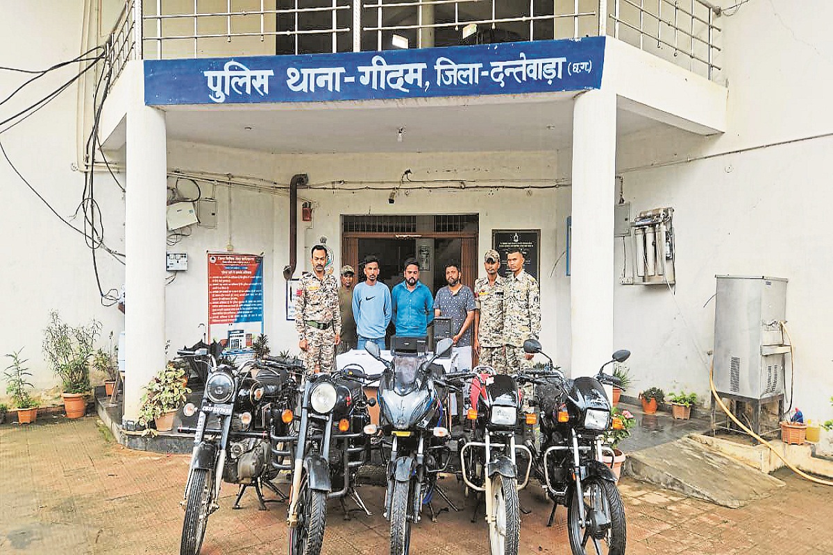 बाइक चोर गिरोह का पर्दाफाश, हैदराबाद से बाइक चोरी कर गीदम में करते थे सौदा