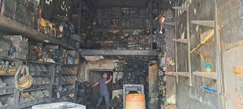A huge fire broke out in a shop due to a short circuit, it was brought under control in five and a half hours, the adjacent house was also damaged