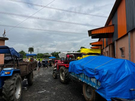 Farmers are upset due to non-booking of slots, moong is not being weighed