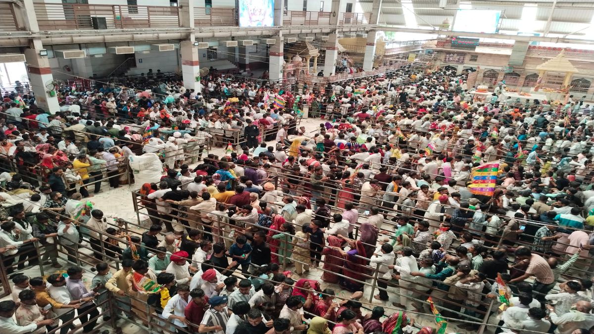 जयकारों से गूंजी रूणिचा नगरी, लोक देवता बाबा रामदेव की समाधि के दर्शनार्थ उमड़े
श्रद्धालु