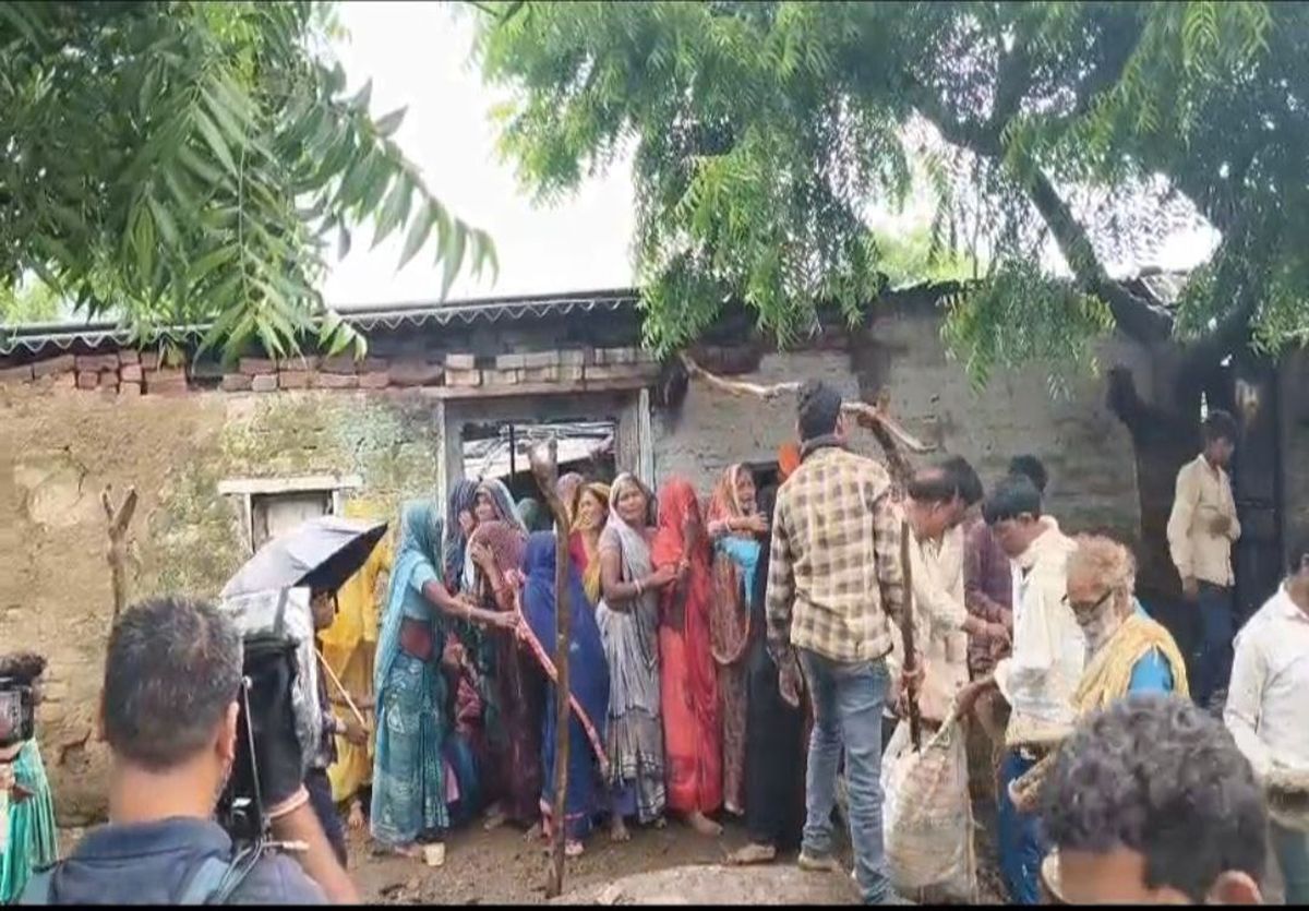 हे राम! पिता ने दी बच्चों की चिताओं को मुखाग्नि, फूट पड़ी रुलाईपिपलोदी में
चीख-पुकार, एक साथ उठीं 6 बच्चों की अर्थियां