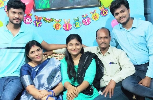 कम वेतन में तीन बच्चों को अफसर बनाने का लक्ष्य तय किया