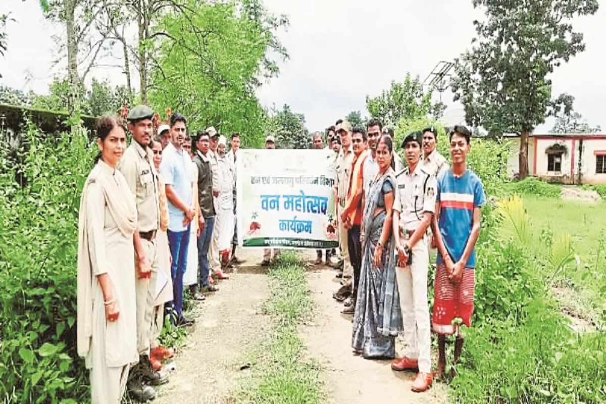 ‘एक पेड़ मां के नाम’ ने बढ़ाया वन महोत्सव का महत्व, बांटे गए सैकड़ों पौधे…