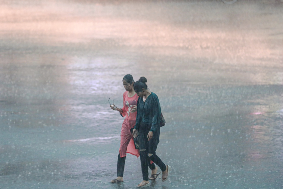 Rain Alert: फिर बरसेंगे बादल, 55 जिलों में भारी बारिश का अलर्ट जारी