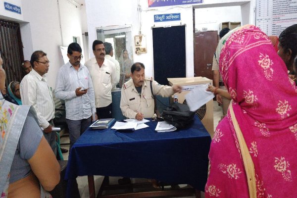 पुलिस को आवेदन देती महिलाएं।