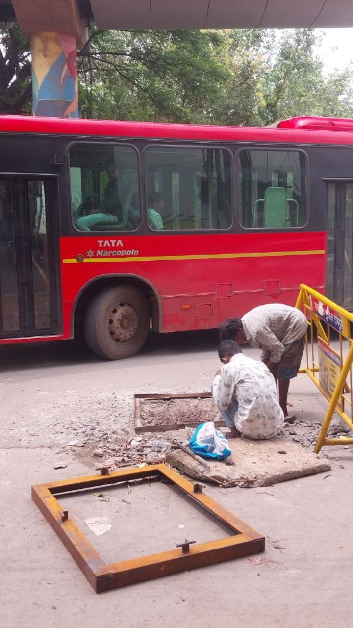 Raipur News: खुले चैबर में फंसी बस, जीई रोड पर लगा ट्रैफिक जाम