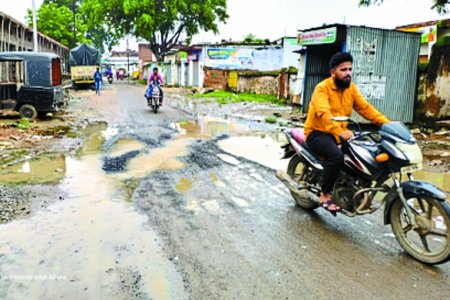 सड़क गड्ढों में हो गई तब्दील, हादसे का डर,