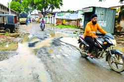 सड़क गड्ढों में हो गई तब्दील, हादसे का डर, राहगीर हो रहे परेशान - image