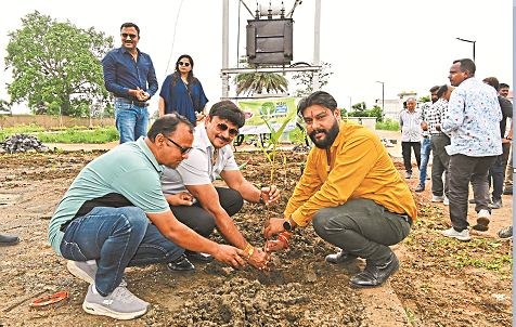 CG News:प्रोजेक्ट रॉयल एवेन्यू में पत्रिका के साथ पौधरोपण अभियान, ग्रीन वातावरण देने को आगे आ रहे युवा बिल्डर्स, देखें तस्वीरें 
