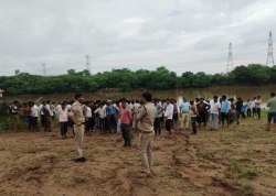 व्यारमा नदी में पूजा के लिए जल भरने गई महिला को मगरमच्छ ने जबड़े में दबोचा, गहरे
पानी में ले गया, मौत - image