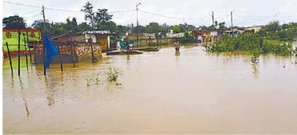 चार घंटे मूसलाधार बारिश! जनजीवन अस्त-व्यस्त... नदी-नाले उफान पर, घरों में घुसा पानी, photo