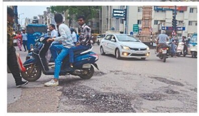CG News: शहर में जगह जगह सड़क पर गड्ढे(photo-patrika)
