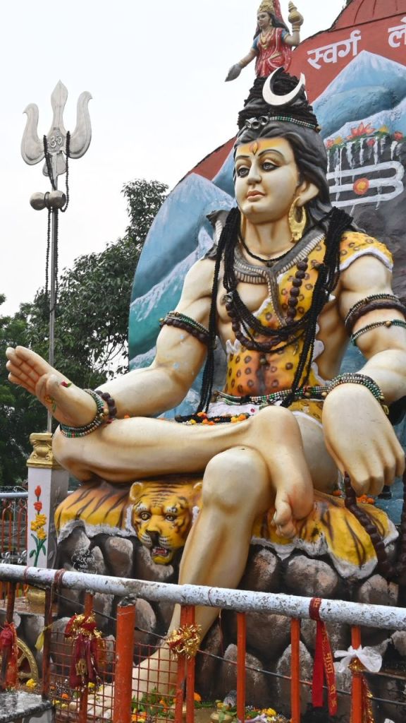 CG News शिवालयों में लगी भक्ति की भीड़, बंजारेश्वर महादेव में जल चढ़ाने पहुंचे श्रद्धालु 
