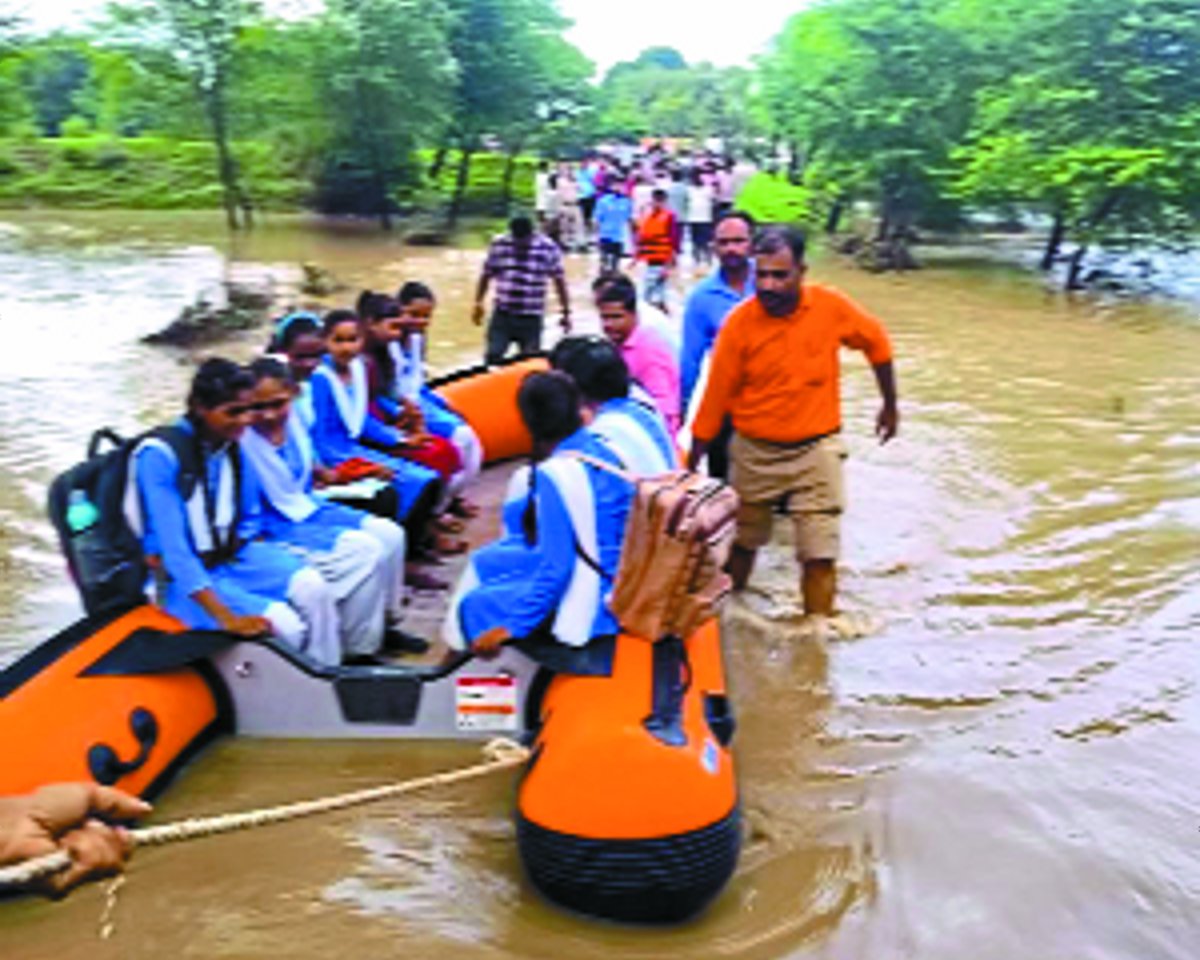 Video: नाला का जल स्तर बढ़ा, 43 विद्यार्थी व 6 शिक्षक फंसे, रेस्क्यू कर निकाला