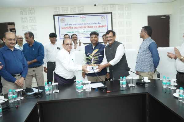 CG News: एक पेड़ माँ के नाम अभियान पर्यावरण संरक्षण का प्रतीक, मंत्री केदार कश्यप ने रोपे पौधे, देखें तस्वीरें 
