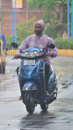 Rain Alert: अगले 7 दिनों तक जमकर बरसेंगे बादल, इन जिलों में मौसम विभाग की
चेतावनी! - image
