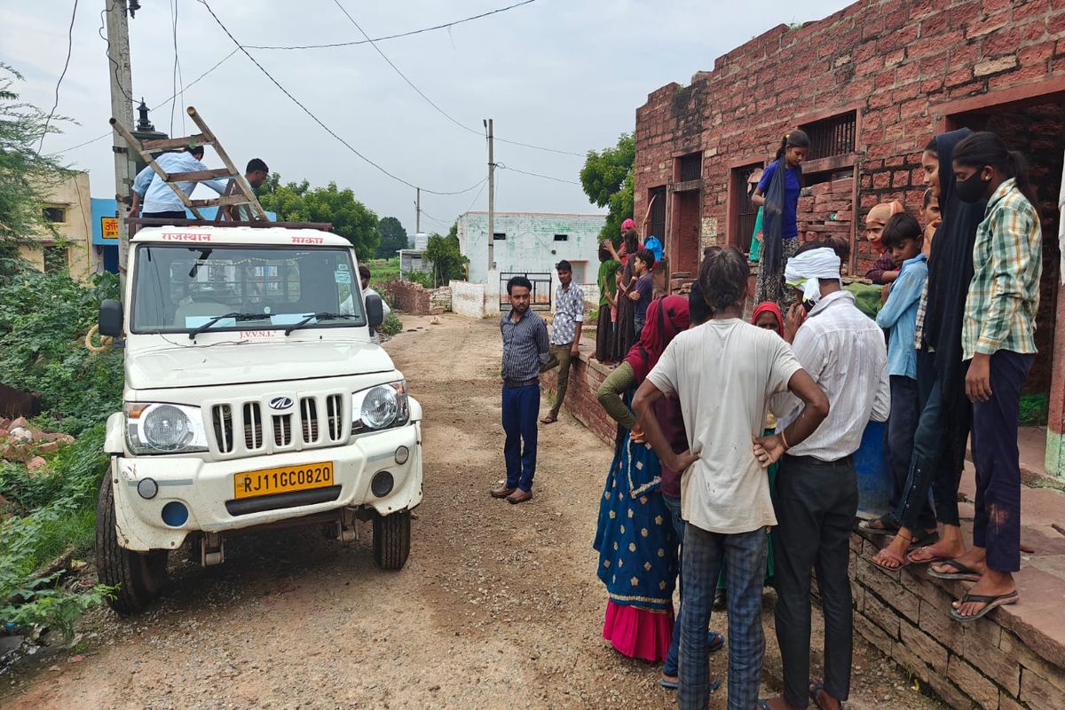 ड्रोन उड़ाकर 12 घरों में बिजली चोरी पकड़ी, 2.25 लाख लगाया जुर्माना Electricity theft detected in 12 houses by flying drone, fined Rs 2.25 lakh