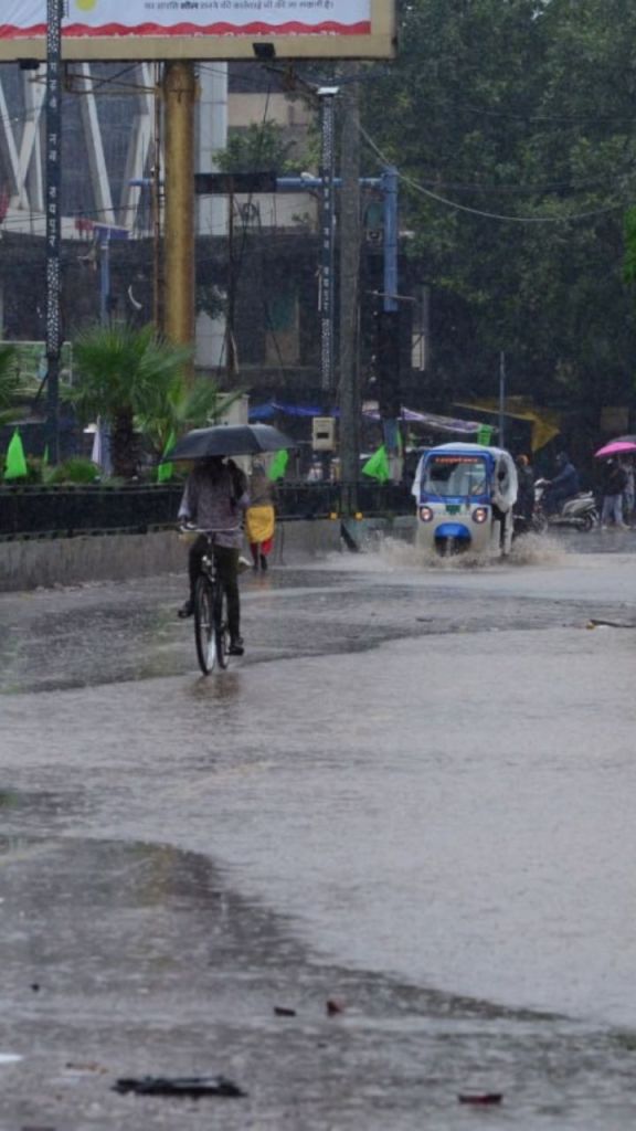 Raipur News: रायपुर में बारिश से सड़कों पर भरा पानी, डूबी प्रोफेसर कॉलोनी कॉलोनी
