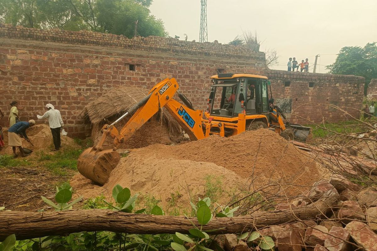 अतिक्रमण के खिलाफ चला बुलडोजर, मुक्त कराई जमीन Bulldozers ran against encroachment, land was freed