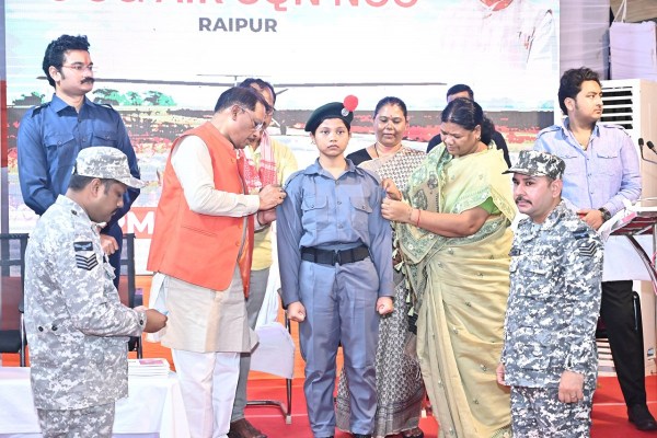 CG News: इस जिले के पीएमश्री विद्यालय में शुरू होगी एनसीसी एयर स्क्वाड्रन, CM से छात्रों ने की मुलाकात, देखें तस्वीरें
