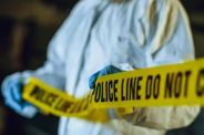 Crime: दिल्ली में एक कमरे के अंदर मिलीं तीन युवकों की लाशें, चौथा अस्पताल में भर्ती, जानें पूरा मामला