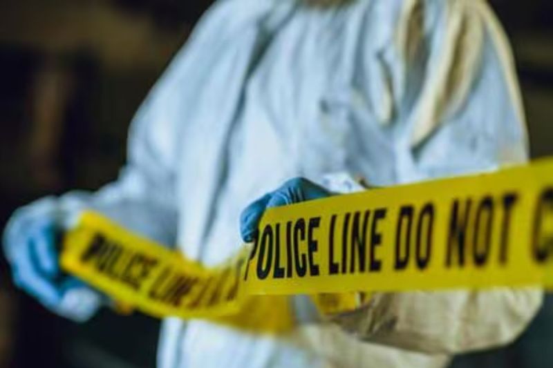 Crime: दिल्ली में एक कमरे के अंदर मिलीं तीन युवकों की लाशें, चौथा अस्पताल में भर्ती, जानें पूरा मामला